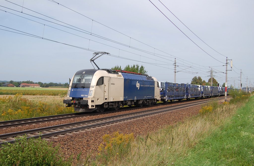 Mit einem Ganzautozug ist am 04.09.2011 die 183 704
kurz vor Marchtrenk vorgefahren.