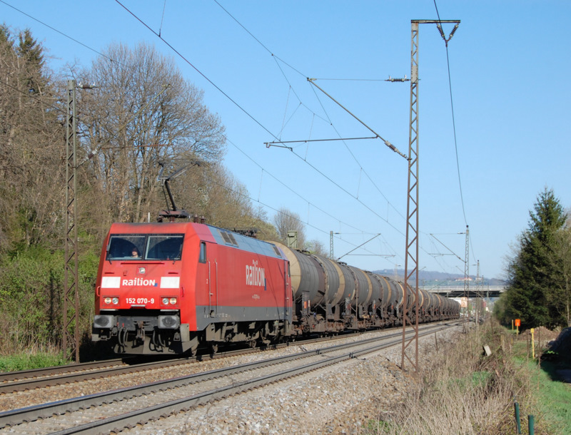 Mit einem Ganzzug aus Kesselwagen ist die 152 070-9 von DB Schenker am 8.4.2011 auf der Filsbahn bei Gppingen in Richtung Kornwestheim bzw. Stuttgart unterwegs.