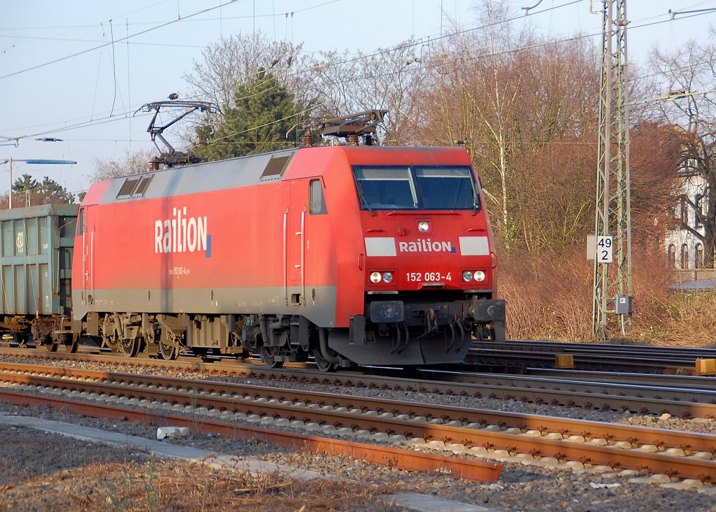 Mit einem Ganzzug belgischer offener Gterwagen kommt 152 036-4  durch den Bahnhof Rheydt nach Aachen West gefahren. 8.3.2011