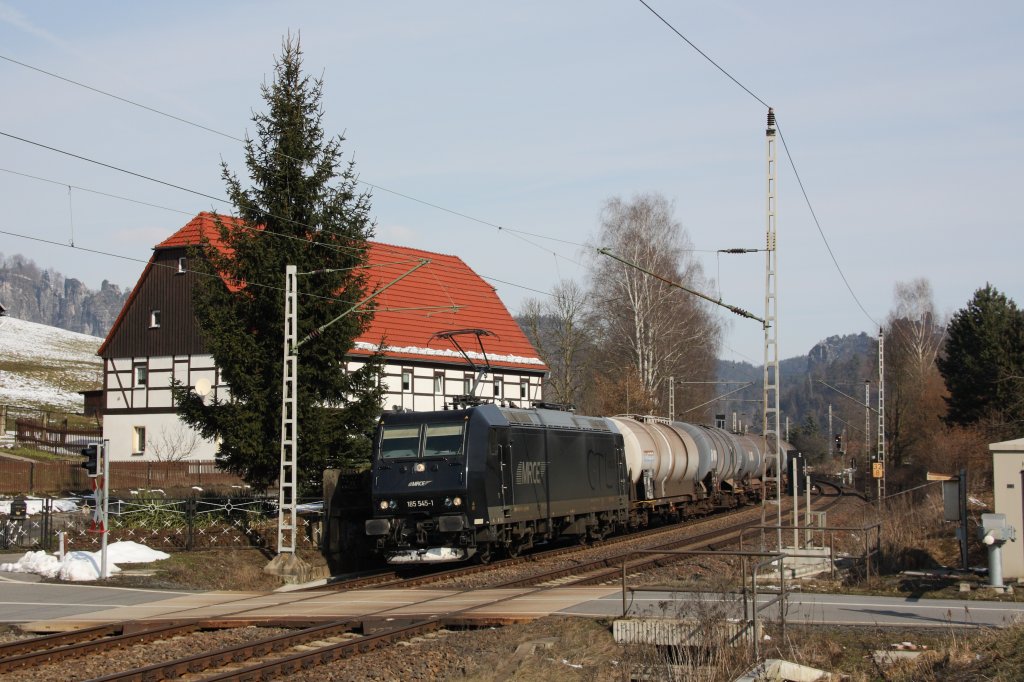 Mit einem Ganzzug Kesselwagen ist 185 545-1 (im Dienst von CTL) im Elbtal auf dem Weg Richtung Bad Schandau. Fotografiert am 23.03.2013. 