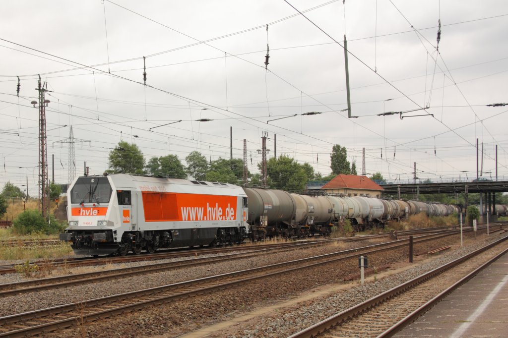 Mit einem Ganzzug Kesselwagen fhrt 264 012-6 der hvle durch MAgdeburg-Rothensee in Richtung Norden. Fotografiert am 06.08.2010. 