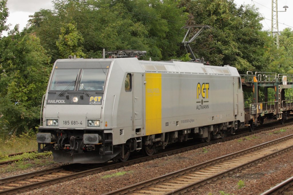 Mit einem Ganzzug leerer Autotransportwagen fhrt 185 681-4 (Railpool/ PCT Altmann) durch Magdeburg-Buckau in Richtung Schnebeck. Fotografiert am 30.08.2010. 