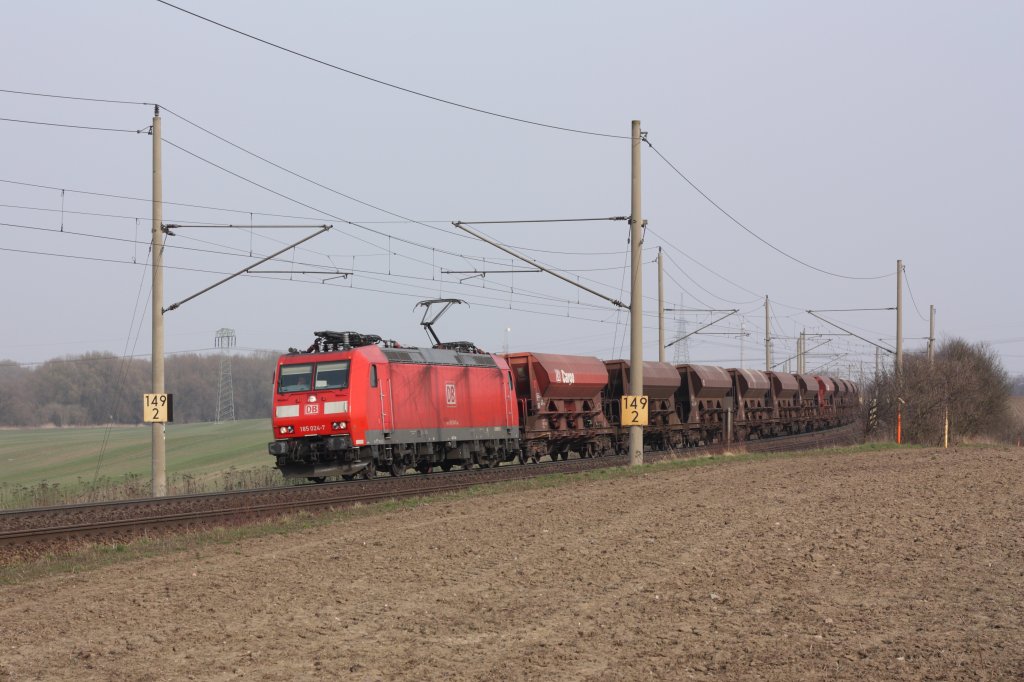 Mit einem Ganzzug Schttgutwagen ist 185 024-7 auf der KBS 310 in Richtung Braunschweig unterwegs. Fotografiert am 30.03.2011 zwischen Magdeburg und Niederndodeleben. 