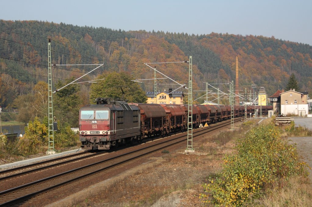 Mit einem Ganzzug Schttgutwagen fhrt 180 020-0 durch Knigstein in Richtung Dresden. Fotografiert am 23.10.2010. 