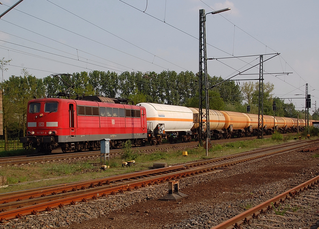 Mit einem Gaswagenganzzug in Richtung Venlo durchfhrt die 151 167-4 den Bahnhof Kaldenkirchen am 22.4.2011!