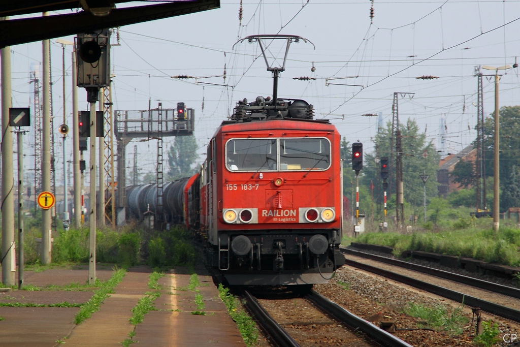 Mit einem gemischten Gterzug am Haken erreicht 155 183-7 den Bahnhof Grokorbetha. (29.5.2010)