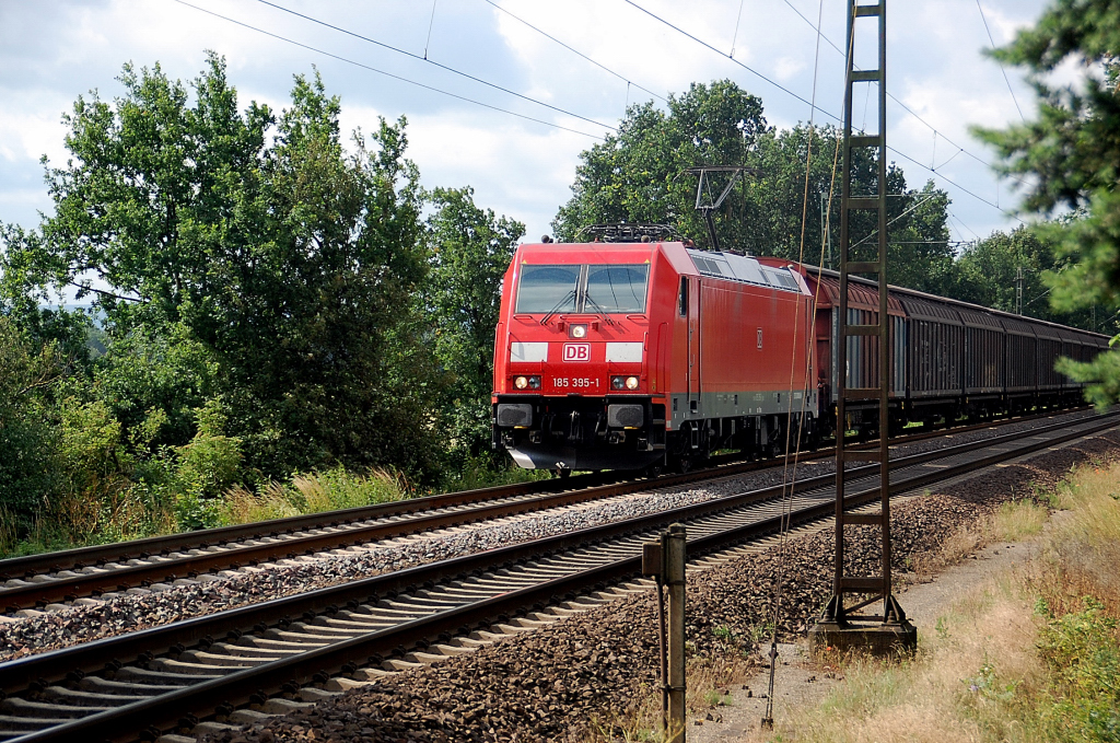 Mit einem gemischten Gterzug 185 395-1 am Bahnhbergang Frachtstrae B442 bei Blumenau aus Richtung Wunstorf kommend. 23.6.2011