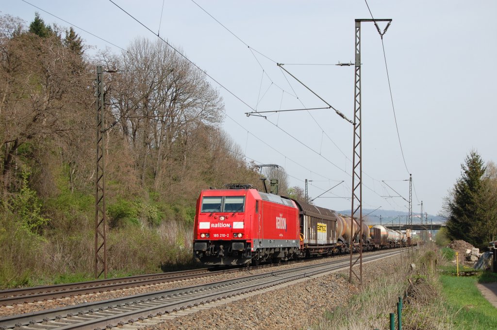 Mit einem gemischten Gterzug am Haken ist 185 210-2 am 23.4.2010 auf der Filsbahn in Richtung Stuttgart unterwegs. Hier konnte ich sie kurz vor Gppingen aufnehmen.