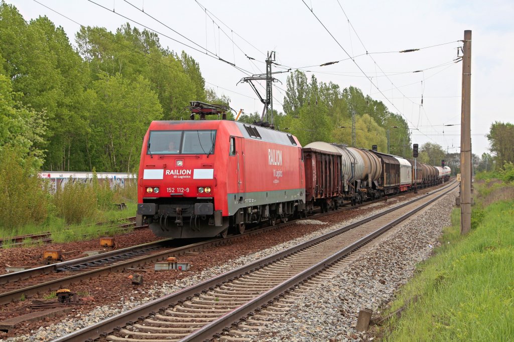 Mit einem gemischten G�terzug am Haken durchf�hrt 152 112-9 Leipzig-Thekla in Richtung Leipzig-Mockau. 10.05.13