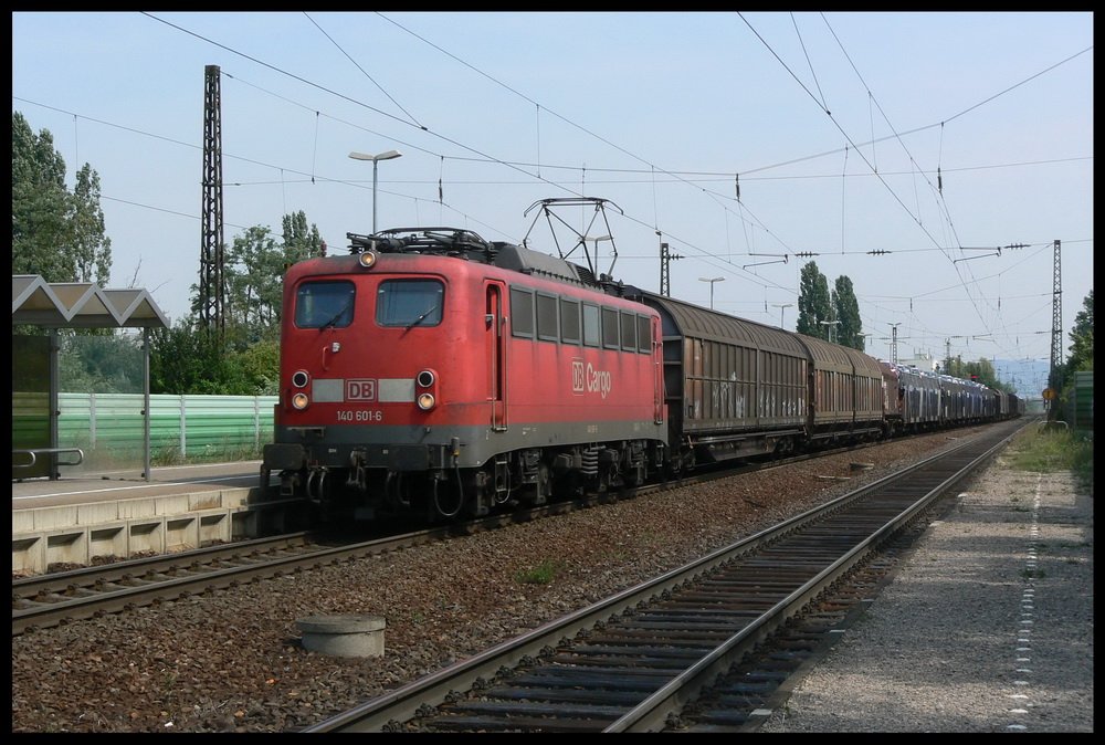 Mit einem gemischten Gterzug durchfhrt 140 601 am 20.7.2006 den Bahnhof Ladenburg.