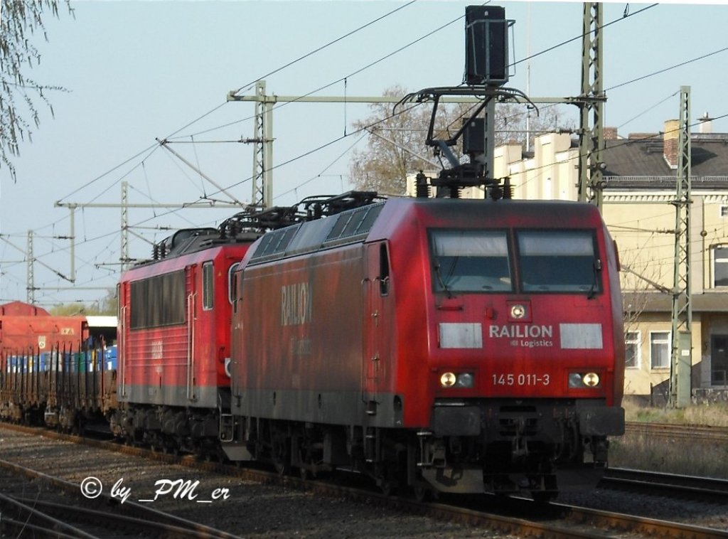 mit einem gemischten gterzug durchfuhr 145 011-3 und eine unbekannte 155 als Wagenlok den Brandenburger Hbf am 16.April 2009 in Richtung Osten