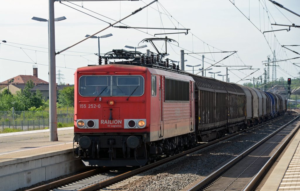 Mit einem gemischten Gterzug erreichte 155 252 am 15.06.13 Bitterfeld. Nachdem ein ICE nach Berlin vorbei war setzte auch sie ihre Fahrt Richtung Wittenberg fort.