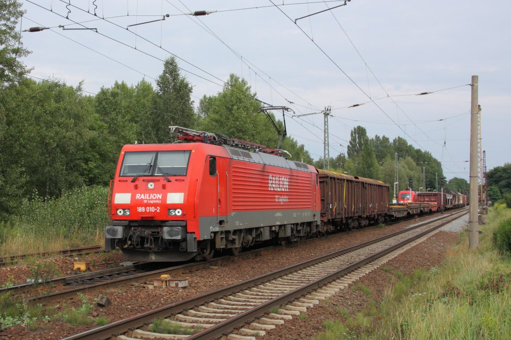 Mit einem gemischten Gterzug fhrt 189 010-2 aus Richtung Engelsdorf kommend durch Leipzig-Thekla. Fotografiert am 07.08.2010. 
