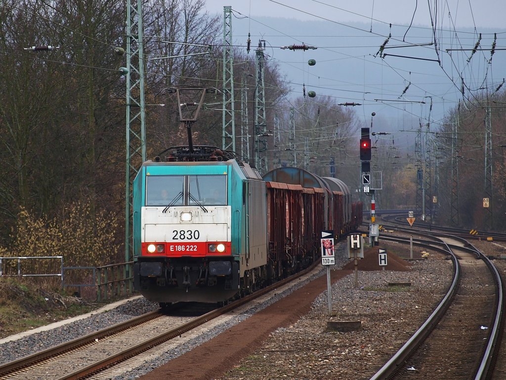 Mit einem gemischten Gterzug fhrt Cobra 186 222 (2830) am 04.02.2011 von Aachen West nach Gremberg auf Gleis 3 durch Aachen Rothe Erde.