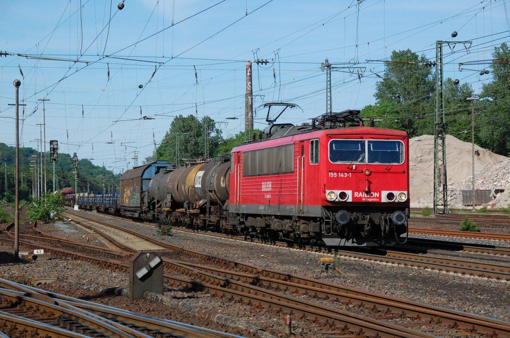 Mit einem gemischten G�terzug gen Westen war 155 143-1 am 26.05.2012 unterwegs, hier in Brackwede.