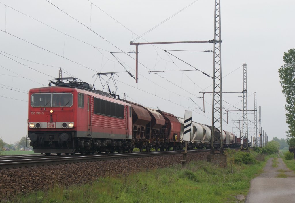 Mit einem gemischten Gterzug kam 155 198-5 12.05.2010 aus richtung Seelze um diesen richtung Westen zu bringen.