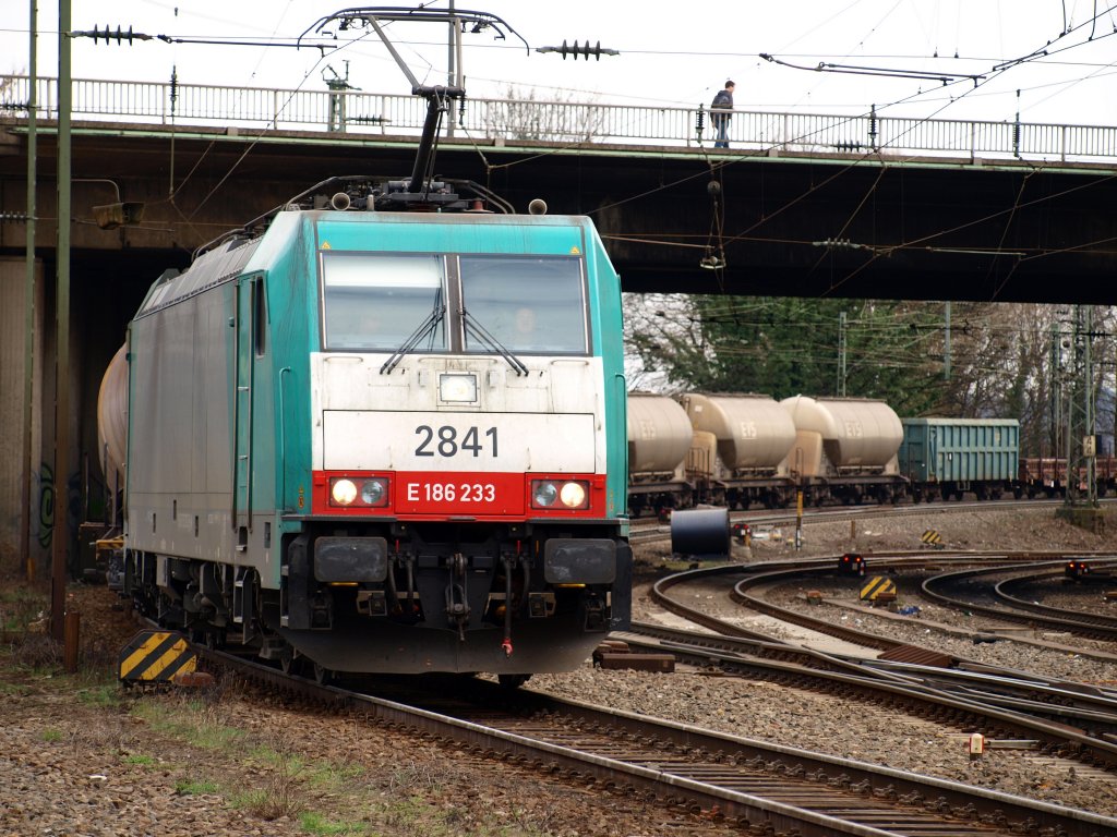 Mit einem gemischten Gterzug kommt am 25.03.2010 Cobra 186 233 die letzten Meter der Montzenroute von Belgien nach Aachen West runter.