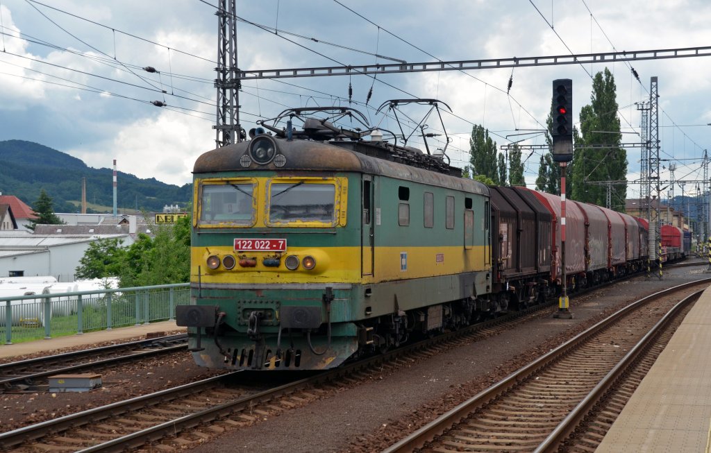 Mit einem gemischten Gterzug verlsst 122 022 am 04.07.13 Decin Richtung Rbf.