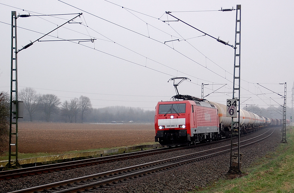 Mit einem Gemischtwarenladen kommt die 189 080-5 in Richtung Grevenbroich gefahren am Donnerstag den 17.3.2011 bei diesigem Wetter.