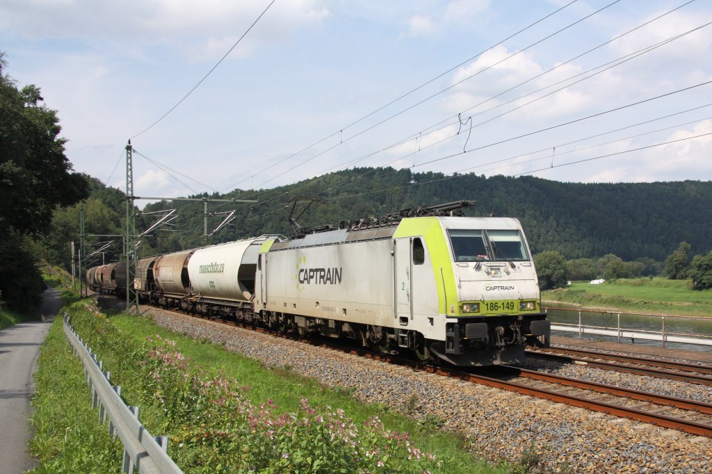 Mit einem Getreidezug in Richtung Tschechien fhrt 186 149-1 (Captrain) durch Knigstein. Fotografiert am 17.08.2011. 