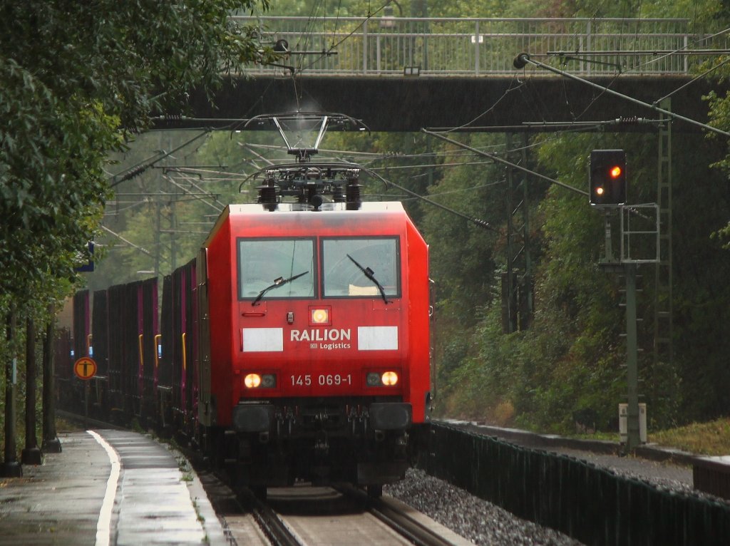 Mit einem Gischtfhnchen am Stromabnehmer zieht 145 069-1 am 31.08.2012 einen gemischten Gterzug auf der KBS 480 durch den Hp Eilendorf Richtung Kln.