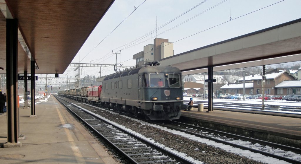 Mit einem Gterzug und hohem Tempo durchfhrt die Re 6/6 11662  Reuchenette-Pry  den Bahnhof Arth-Goldau. Der GZ bestand aus Holcim- und Makies-AG-Gettnau-Wagen.