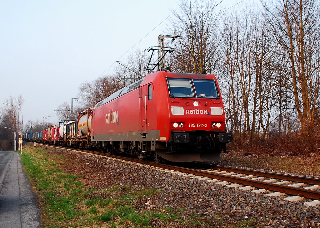 Mit einem Gterzug am Kilometer 11,1 kommt die 185 192-2 auf der Gterzugumgehungsbahn von Helenabrunn nach Rheydt am 14.3.2012 heran gefahren. Gleich fdelt sie wieder in die Kbs 485 nach Aachen ein.