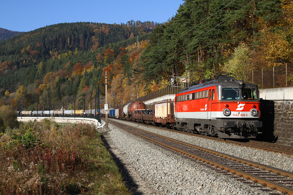 Mit einem Gterzug fhrt 1142 688 in Gloggnitz ein.
29.10.2010