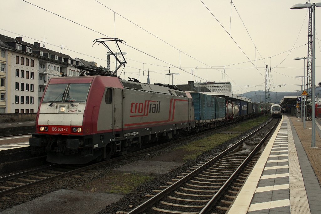 Mit einem Gterzug kam 185 601-2 der Crossrail am 27.03.2011 durch Koblenz Hbf