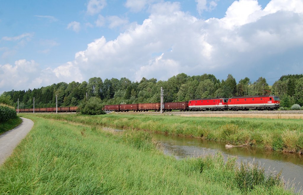 Mit einem Gterzug sind am 21.07.2011
1144 215 und 1144 234 in Wartberg an der Krems
durchgefahren.