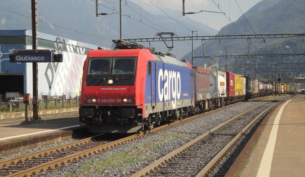 Mit einem Gterzug wird die Re 484 004-7 nach dem Bahnhof Giubiasco gleich in Richtung Luino abbiegen. (16.09.11)