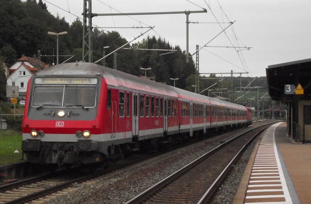 Mit einem Halberstdter Steuerwagen an der Spitze steht am 16. September 2011 eine RB nach Bamberg auf Gleis 4 im Kronacher Bahnhof.