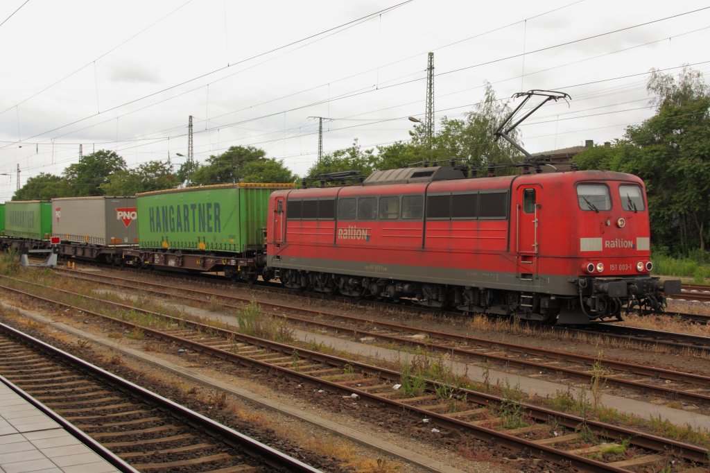 Mit einem Hangartner KLV-Zug fhrt 151 003-1 am 13.06.2010 durch Magdeburg Hbf in Richtung Magdeburg-Neustadt. 