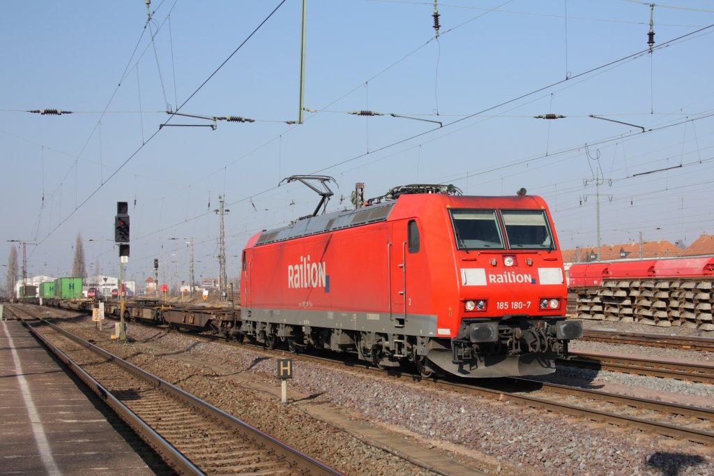 Mit einem Hangartner KLV-Zug fhrt 185 180-7 durch Magdeburg-Rothensee in Richtung Magdeburg Hbf. Fotografiert am 01.03.2011. 