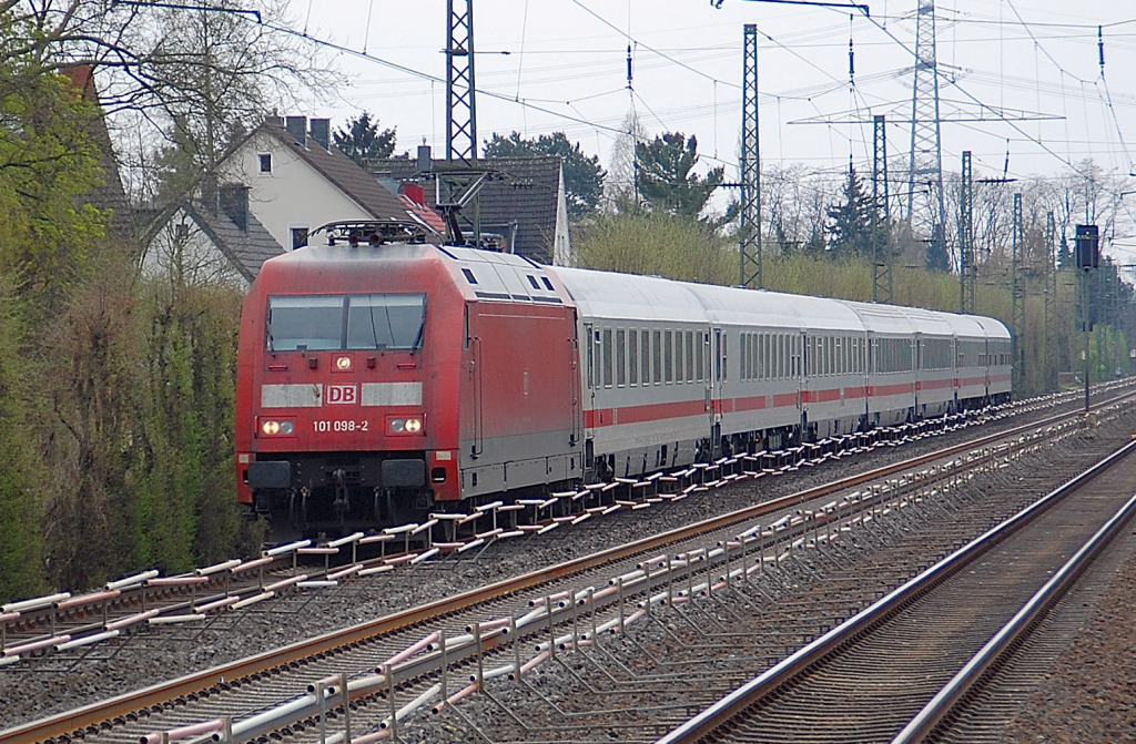 Mit einem IC ist die 101 098-2 hier bei der Durchfahrt auf dem Fernbahngleis des Bahnhof Ratingen Angermund zu sehen. 3.4.2010