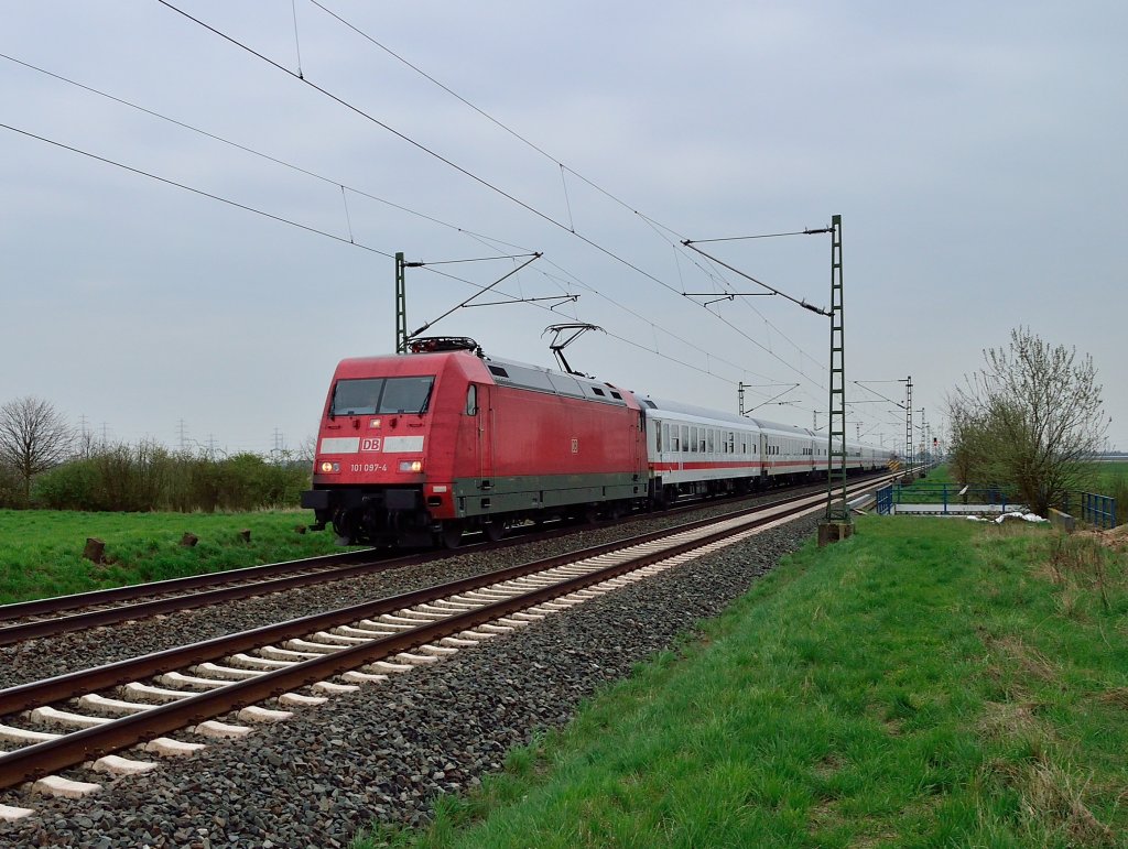 Mit einem IC am Hacken kommt die 101 097-4 bei Allerheiligen in Richtung Neuss gefahren. 21.4.2013