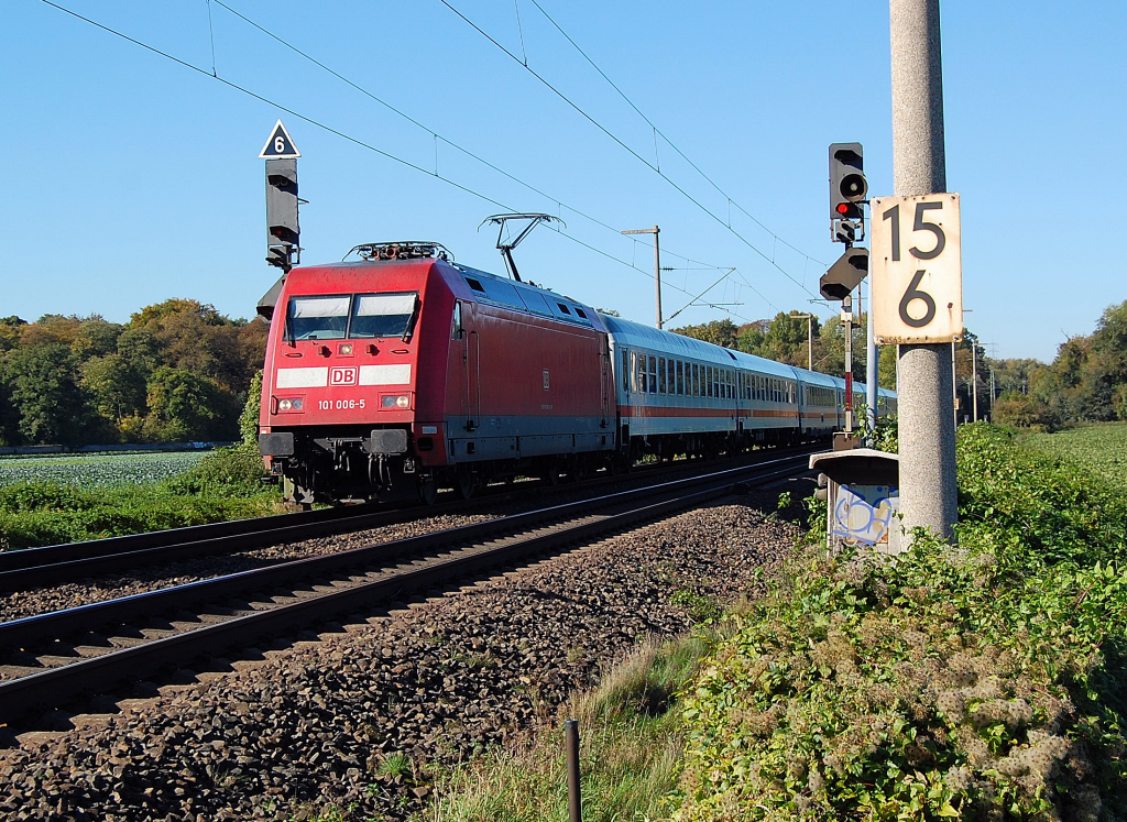 Mit einem IC passiert die 101 006-5 hier die unterbrochene Allee zum Schlo Falkenlust in Brhl am Sonntagnachmittag. 10.10.2010