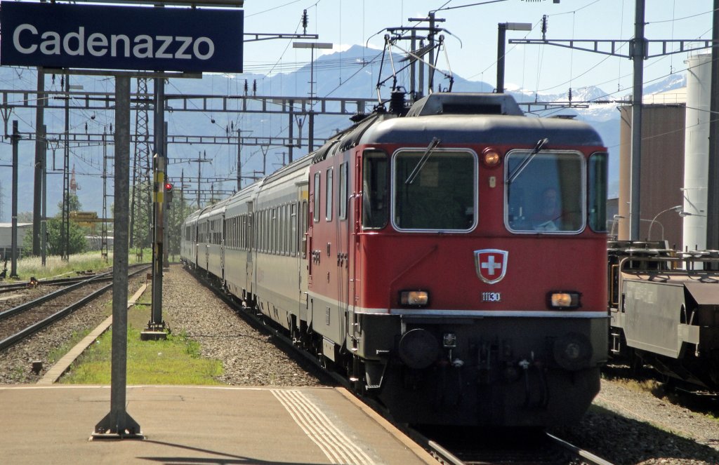 Mit einem IR aus Locarno trifft die Re 4/4  11130 am 31.05.10 in Cadenazzo ein. Der Zug hat 11 Wagen.