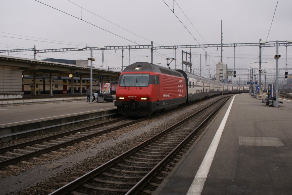 Mit einem IR aus Luzern fhrt die Re 460 064-9 am 1.1.10 in Zrich Hauptbahnhof ein.