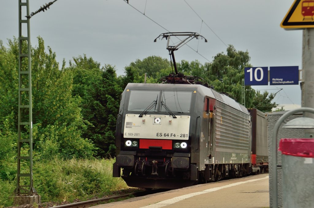 Mit einem Jan De Rijk Klv kommt die MRCE E189 - 281 am Samstag den 22.6.2013 durch den Bahnhof Hochneukirch.