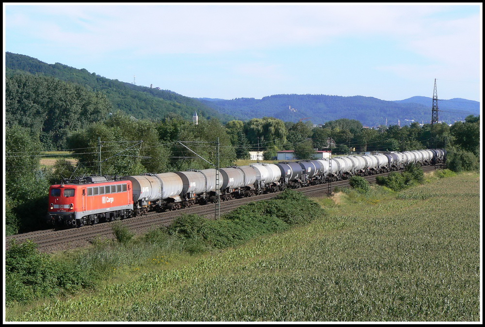 Mit einem Kesselwagenzug ist 140 789 am 1.8.2007 bei Laudenbach nordwrts unterwegs.