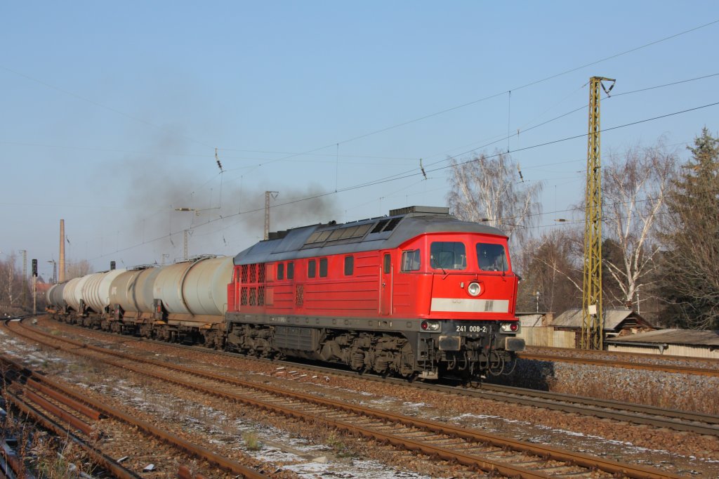 Mit einem Kesselwagenzug aus dem Tanklager Rhsa fhrt 241 008-2 durch Coswig. Fotografiert am 27.11.2010. 