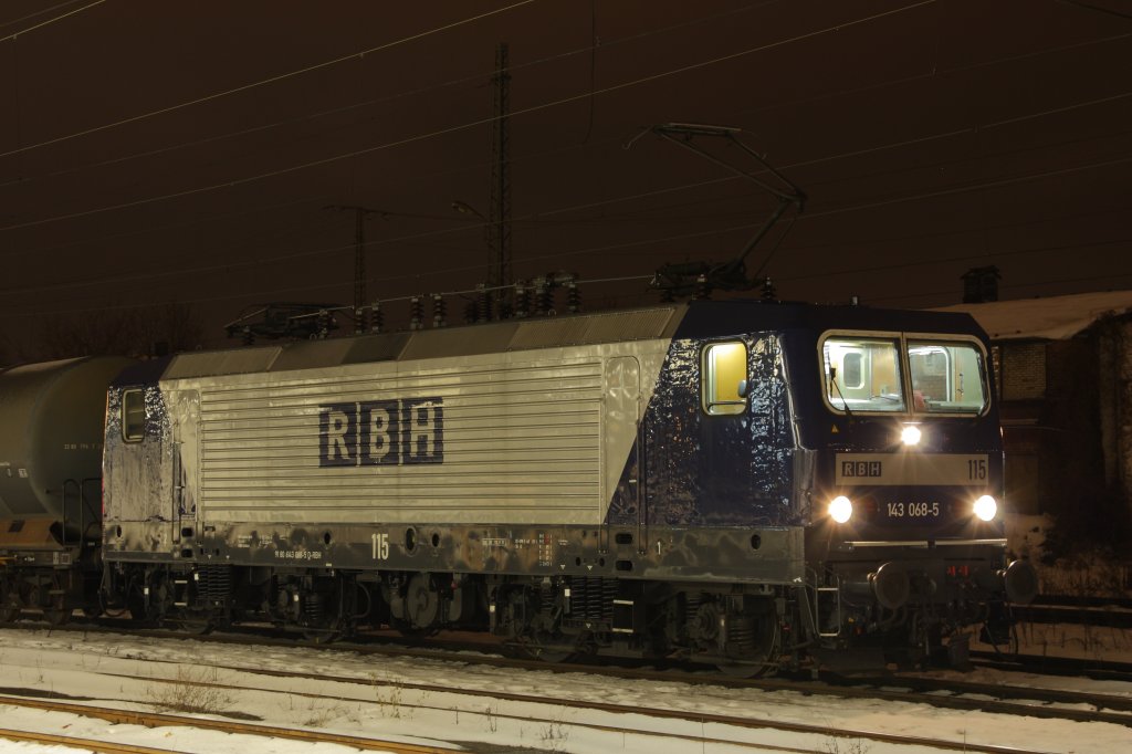 MIt einem Kesselwagenzug wartet 143 068-5 der RBH in Magdeburg Hbf auf die Ausfahrt in Richtung Magdeburg-Neustadt. Fotografiert am 02.01.2011. 