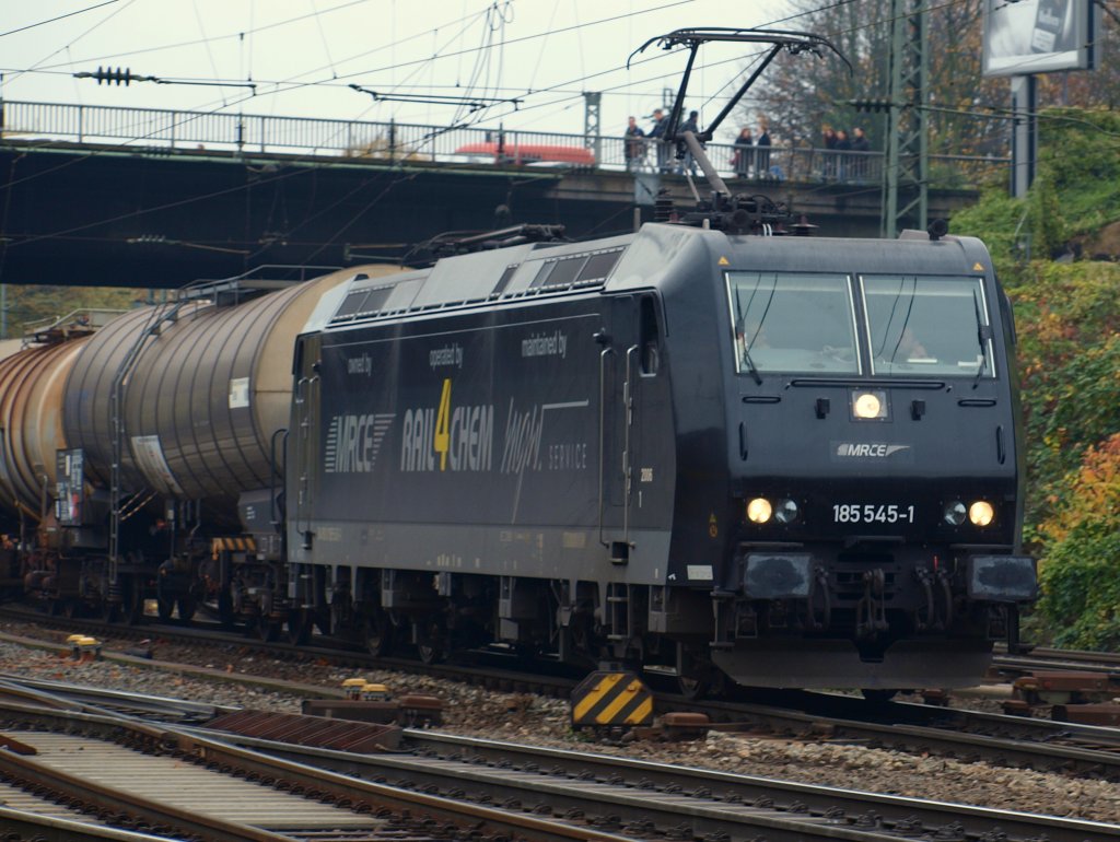 Mit einem Kesselzug am Haken kommt die schwarze Rail4Chem 185 545-1 nach Aachen West