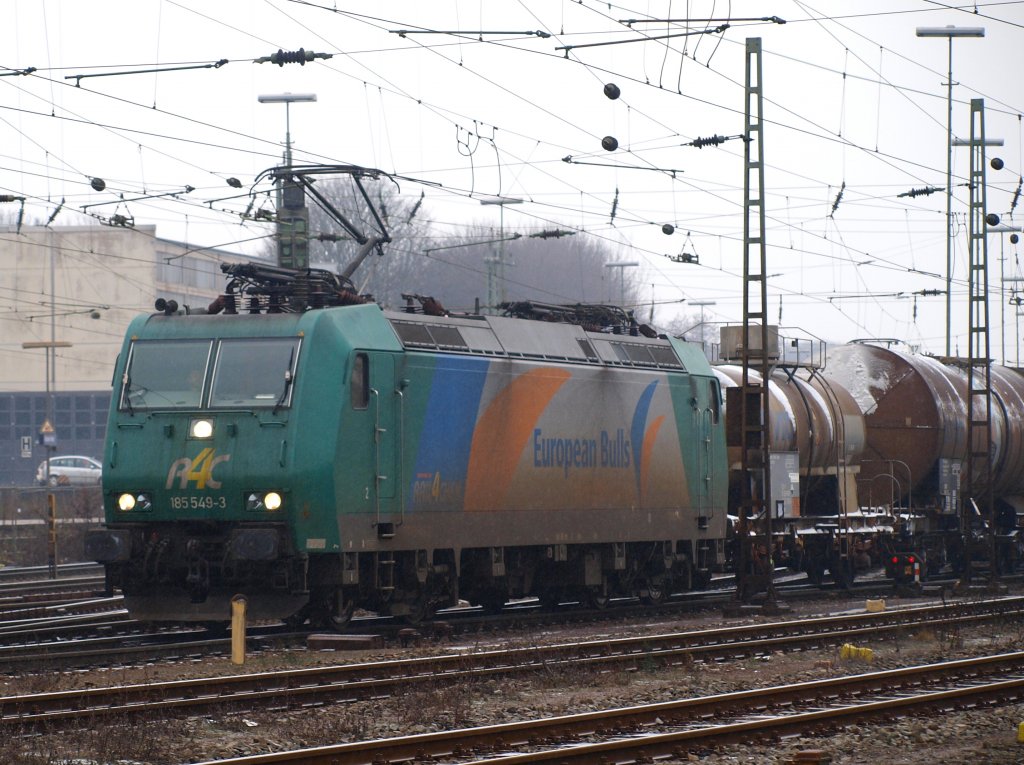 Mit einem Kesselzug am Haken verlt 185 549-3(European-Bulls)der Rail4Chem bei eisigen 12Grad minus Aachen West in Richtung Kln. 