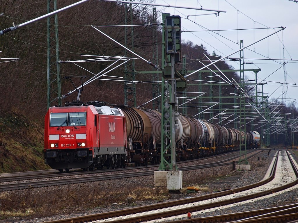 Mit einem Kesselzug am Haken donnert 185 285-4 am 14.01.2011 von Kln kommend durch Stolberg Richtung Aachen.
