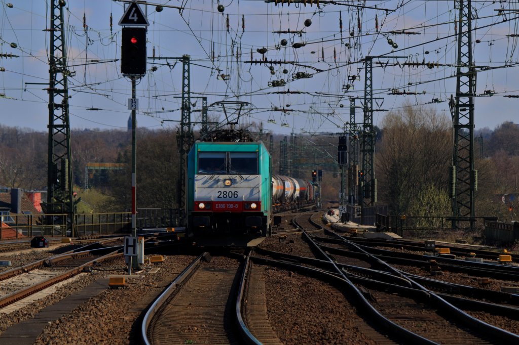 Mit einem Kesselzug am Haken kommt 186 198-8 (2806) am 19.03.2011 ber das Burtscheider Viadukt in den Aachener Hbf.