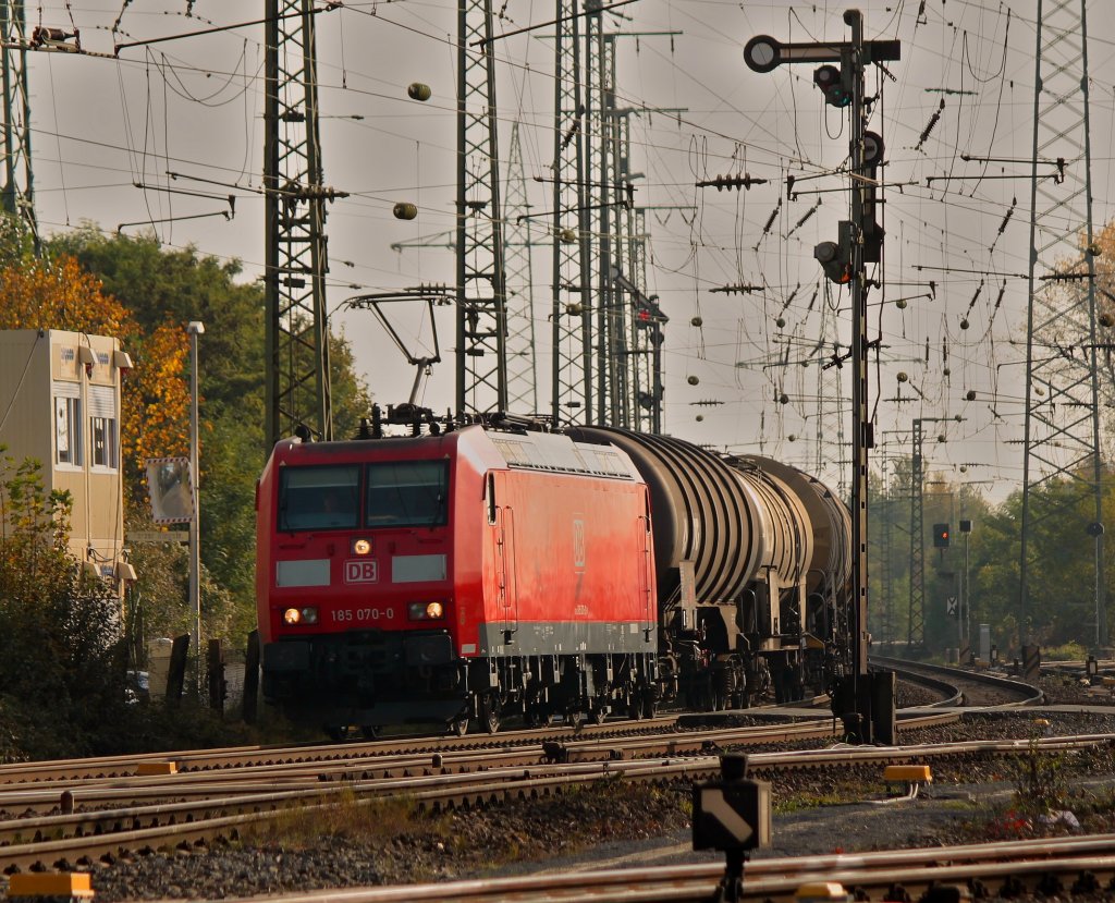 Mit einem Kesselzug am Haken fhrt 185 070-0 am 27.10.2011 an den Formsignalen in Gremberg vorbei Richtung Norden.