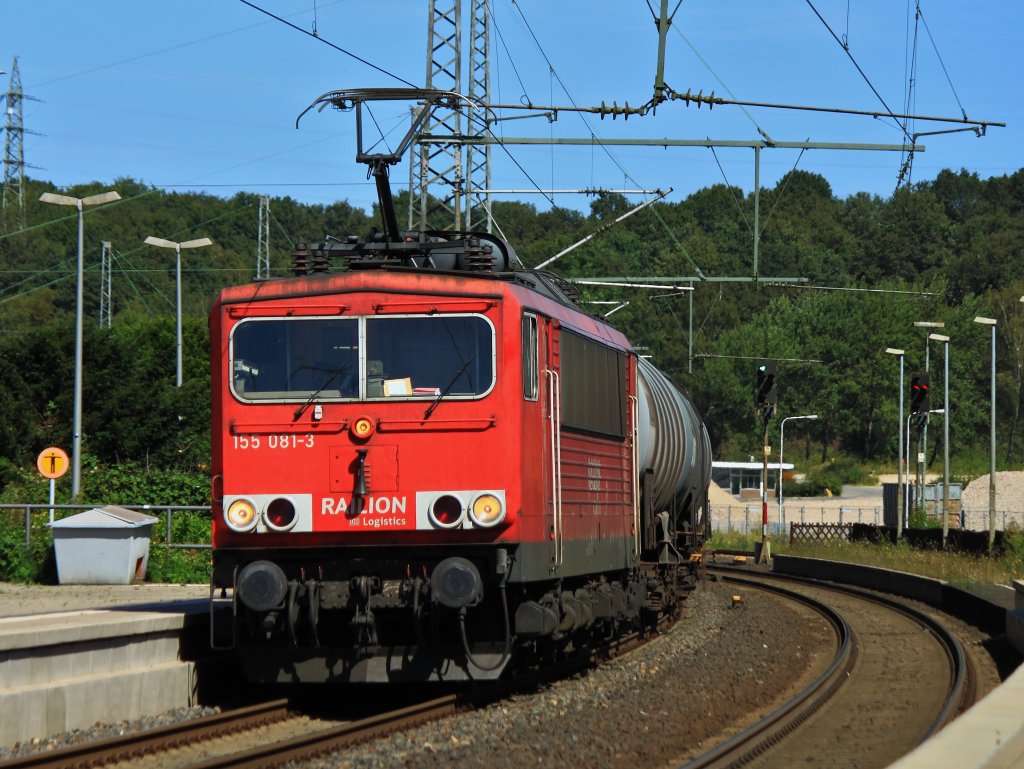 Mit einem Kesselzug am Haken fhrt 155 081-3 am 17.08.2012 auf der KBS 485 durch Herzogenrath nach Aachen West.