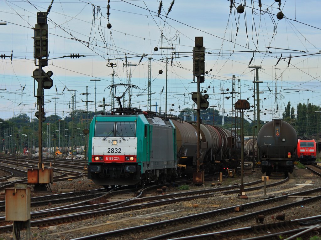 Mit einem Kesselzug am Haken verlt Cobra 186 224 (2832) am 28.08.2012 Aachen West Richtung Belgien.